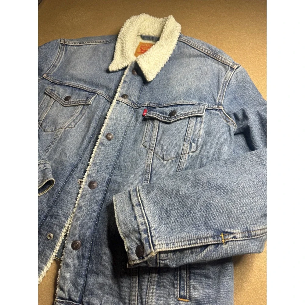 Levis Mens Sherpa Lined Trucker Jacket Light Wash Denim Type III Blue Size L